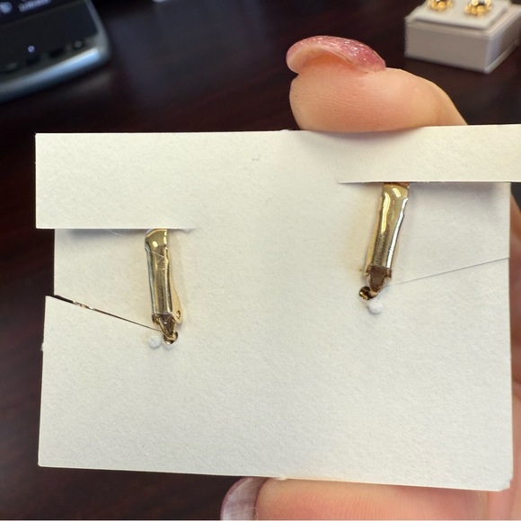 Avon “Sculptured Button” Vintage Gold and white Clip-On Earrings NIB 1988 - Picture 5 of 5